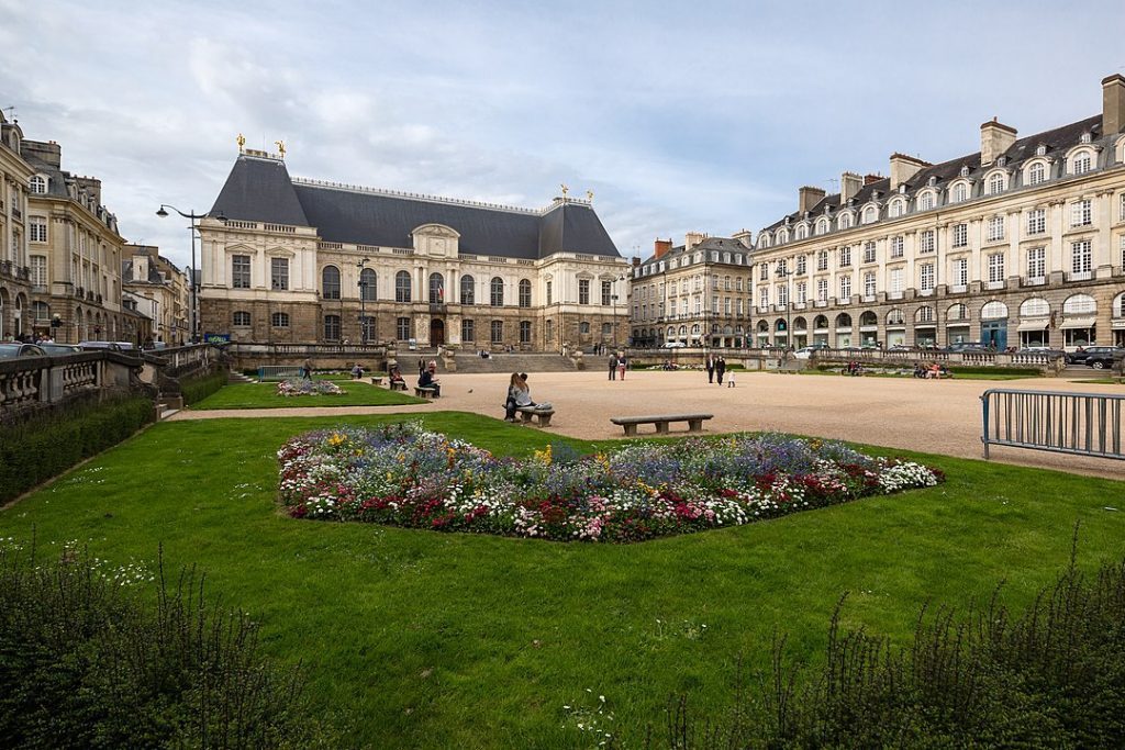 Alt text : Le Parlement de Bretagne, un monument à visiter si l’on étudie au campus Rennes Bretagne de Sup de Pub (@EdouardHue/ Wikimedia Commons)