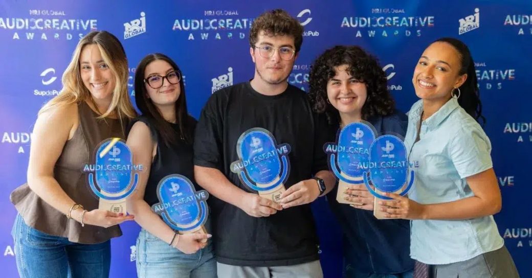 Les étudiants lauréats des Audio Creative Awards 2026 posent avec leurs trophées lors de la remise des prix organisée par NRJ Global et Sup de Pub.
