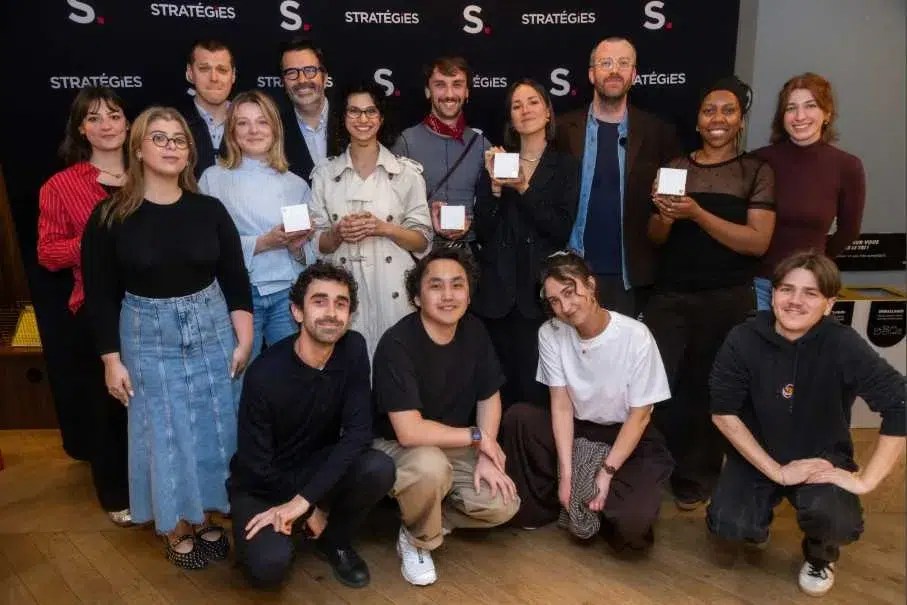 Photo de groupe des étudiants et de l'équipe pédagogique de Sup de Pub tenant fièrement leurs 4 Prix Or lors des Trophées Stratégies de la Créativité des Écoles 2026.