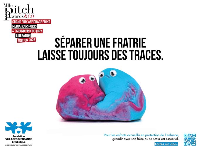 Visuel 3 de la campagne primée aux Mlle Pitch Awards 2026 : un petit morceau de pâte à modeler rose appuyé contre un grand morceau bleu, représentant la séparation d'une fratrie fille et garçon placée en protection de l'enfance. Campagne "Séparer une fratrie laisse toujours des traces" par Cécilia Autain et Walia Makdessi, étudiantes à Sup de Pub Paris.