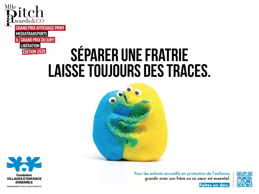 Visuel 2 de la campagne publicitaire "Séparer une fratrie laisse toujours des traces" aux Mlle Pitch Awards 2026 : un petit morceau de pâte à modeler bleue se blottit contre un grand morceau jaune, symbolisant le lien entre un enfant et son aîné. Campagne pour la Fondation Villages d'Enfance Ensemble par Cécilia Autain et Walia Makdessi, Sup de Pub Paris.