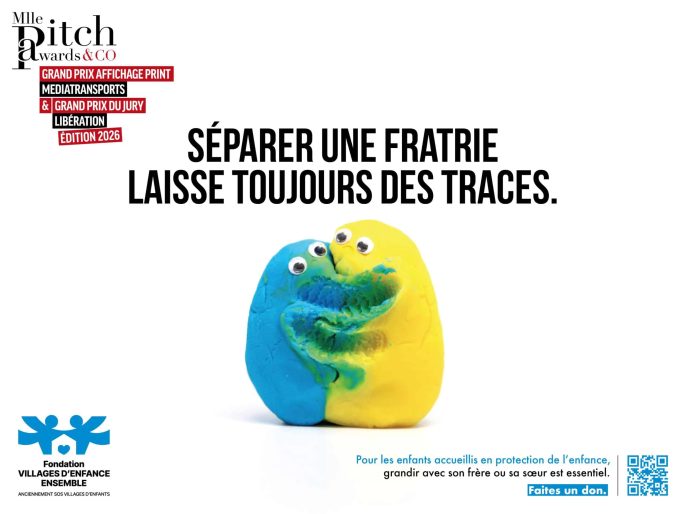 Visuel 2 de la campagne publicitaire "Séparer une fratrie laisse toujours des traces" aux Mlle Pitch Awards 2026 : un petit morceau de pâte à modeler bleue se blottit contre un grand morceau jaune, symbolisant le lien entre un enfant et son aîné. Campagne pour la Fondation Villages d'Enfance Ensemble par Cécilia Autain et Walia Makdessi, Sup de Pub Paris.