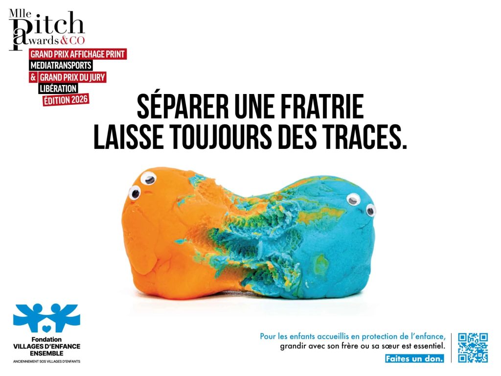 Visuel 1 de la campagne publicitaire primée aux Mlle Pitch Awards 2026 : deux morceaux de pâte à modeler orange et bleue enlacés, illustrant le lien indissociable entre frères et sœurs placés en protection de l'enfance. Campagne "Séparer une fratrie laisse toujours des traces" par Cécilia Autain et Walia Makdessi, étudiantes à Sup de Pub Paris, pour la Fondation Villages d'Enfance Ensemble.