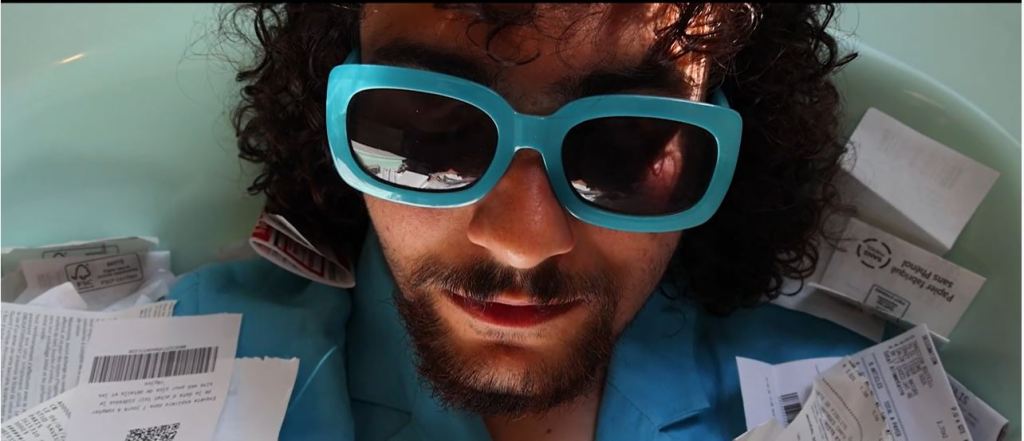 homme avec lunette bleue