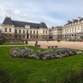 Alt text : Le Parlement de Bretagne, un monument à visiter si l’on étudie au campus Rennes Bretagne de Sup de Pub (@EdouardHue/ Wikimedia Commons)